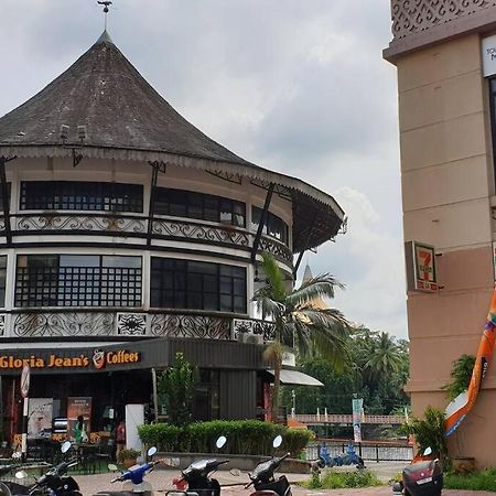 Lovely Waterfront Riverbank Suite With Pool A2 Kuching Luaran gambar