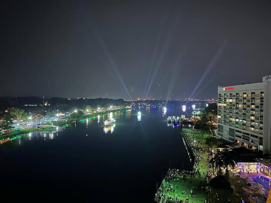 Lovely Waterfront Riverbank Suite With Pool A2 Kuching Luaran gambar