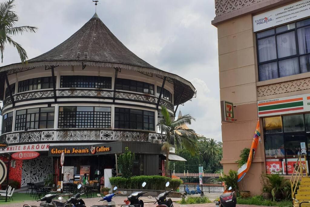 Lovely Waterfront Riverbank Suite With Pool A2 Kuching Luaran gambar