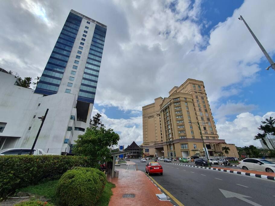Lovely Waterfront Riverbank Suite With Pool A2 Kuching Luaran gambar
