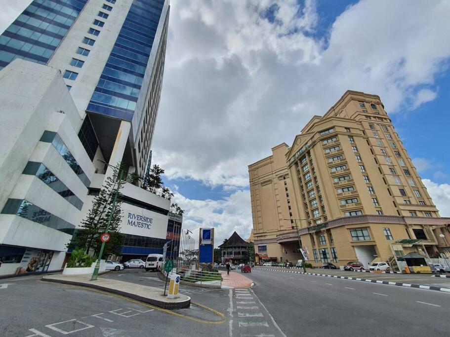 Lovely Waterfront Riverbank Suite With Pool A2 Kuching Luaran gambar