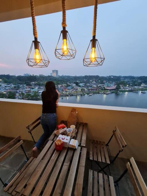 Lovely Waterfront Riverbank Suite With Pool A2 Kuching Luaran gambar