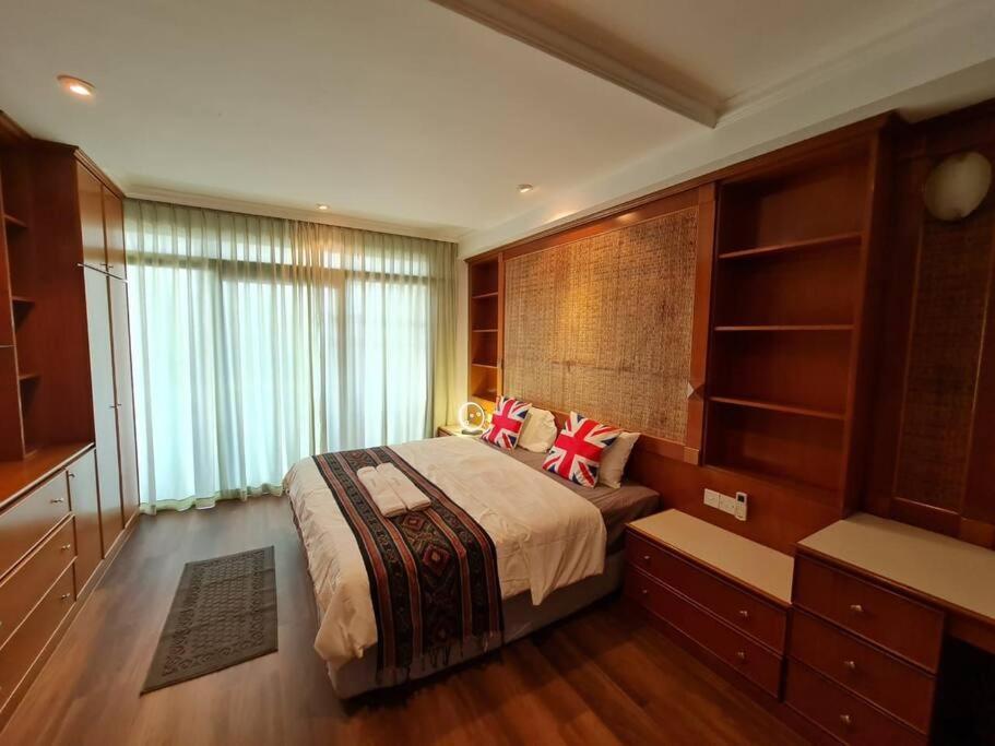 Lovely Waterfront Riverbank Suite With Pool A2 Kuching Luaran gambar