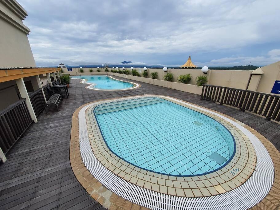 Lovely Waterfront Riverbank Suite With Pool A2 Kuching Luaran gambar