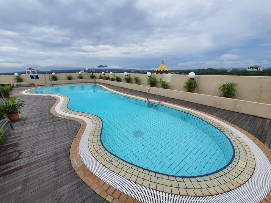Lovely Waterfront Riverbank Suite With Pool A2 Kuching Luaran gambar