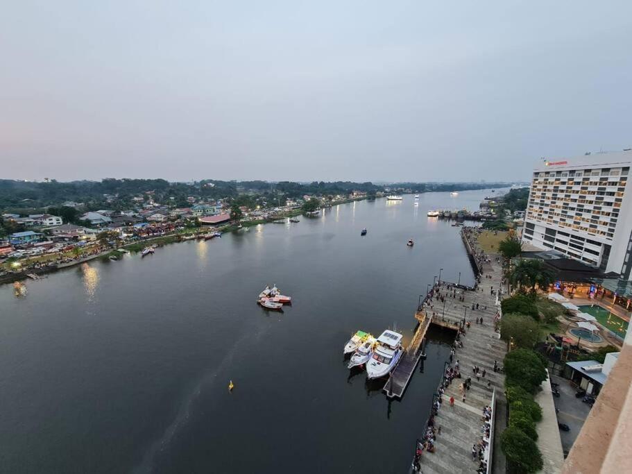 Lovely Waterfront Riverbank Suite With Pool A2 Kuching Luaran gambar