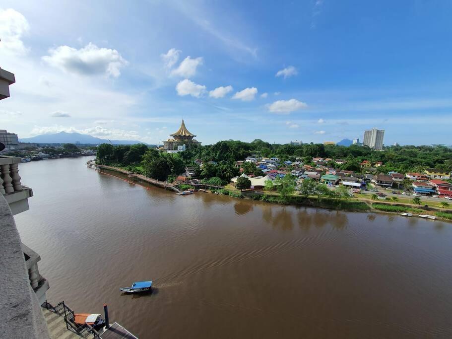 Lovely Waterfront Riverbank Suite With Pool A2 Kuching Luaran gambar